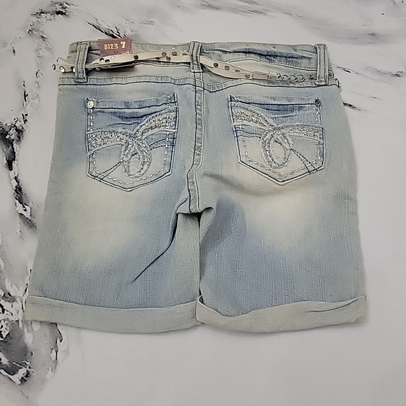 TRUCE Girls Light Wash Denim Jean Shorts Size 7 with Studded Belt and Chain - Picture 8 of 10